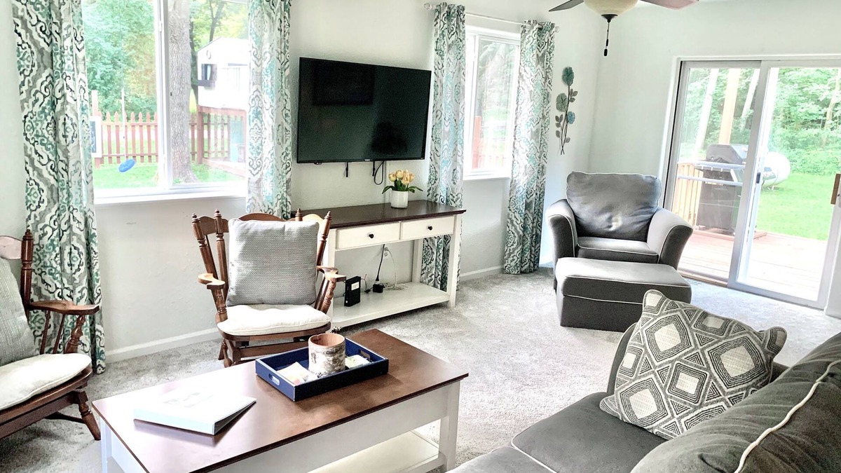 Baraboo House | Devil's Lake Cottage - Family Friendly a block from State Park Entrance! Skiing