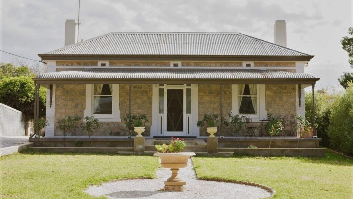 Angaston Cottage | Devitt on French is a quiet, romantic stone cottage in Angaston, Barossa Valley