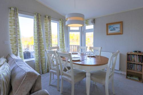 Liverton Apartment | Devon Bliss - Pool View Lodge - Spa Resort in Devon