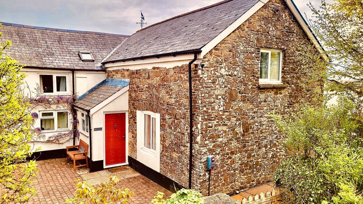 High Bickington Cottage | Devon Hideaway: Historic Barn, Jacuzzi & Expansive Exmoor Views