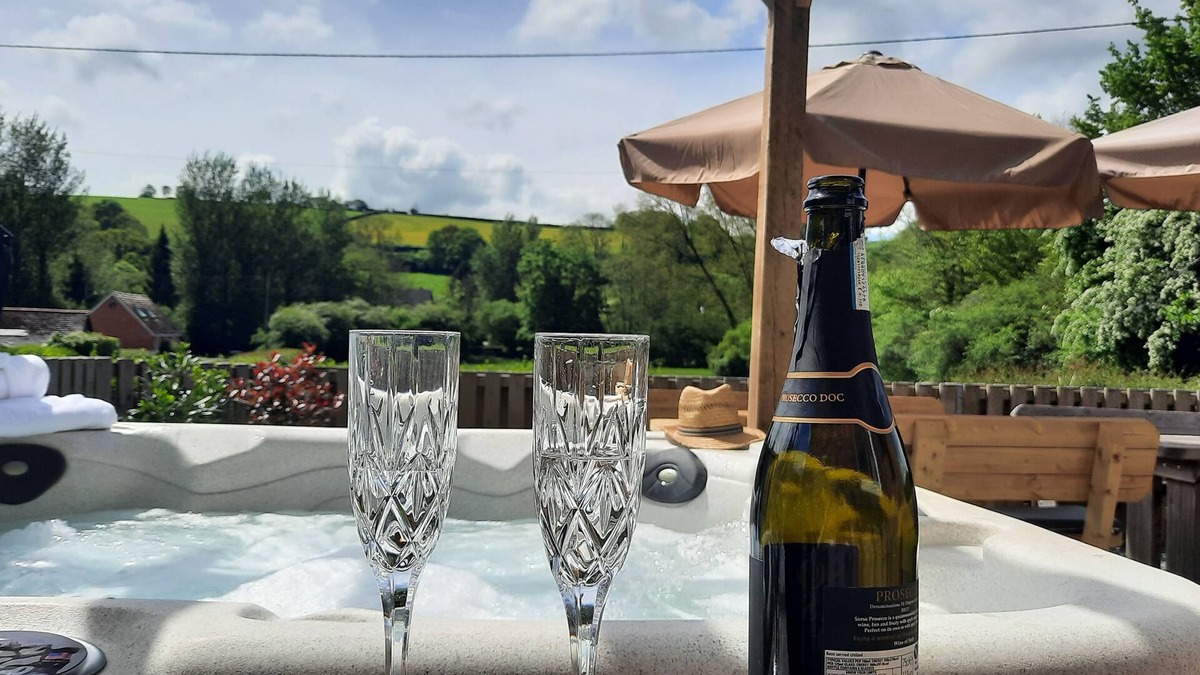 Morebath House | Devon Holiday Home. nHot Tub, Play Area & games Room Country Views. n12 Guests