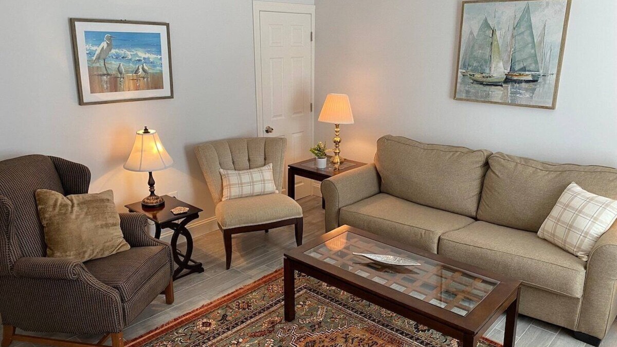 Wayne Apartment | Devon - Horse Show, History, Walk to Shops, Café's