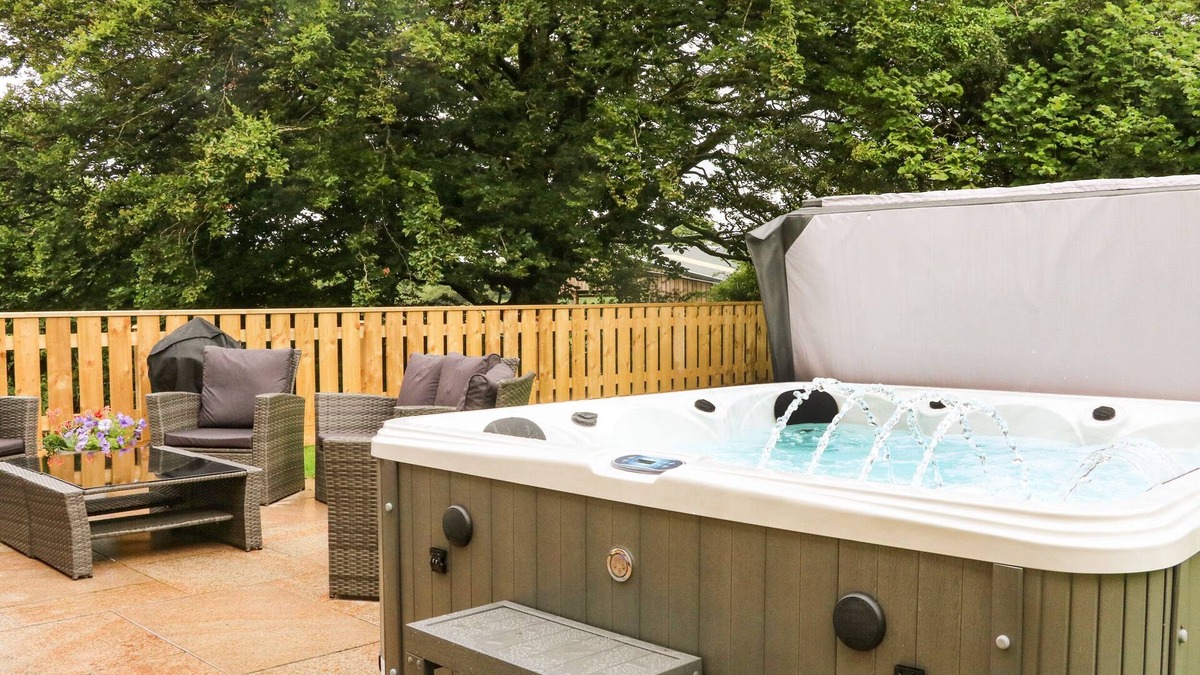 Bradworthy Cottage | DEVON HOUSE, family friendly, with hot tub in Bradworthy
