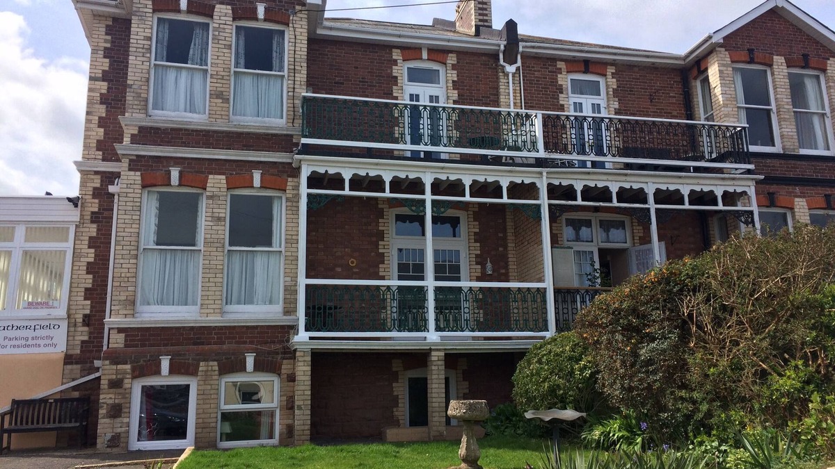 Roundham Apartment | DEVON. PAIGNTON. ATHERFIELD APARTMENTS. LAWNSIDE.