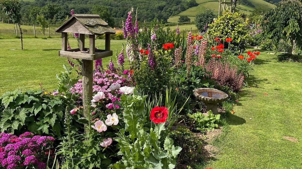 Buckfastleigh Bed & Breakfast | Devon rural country B&B Suite of rooms with guest lounge and bathroom.