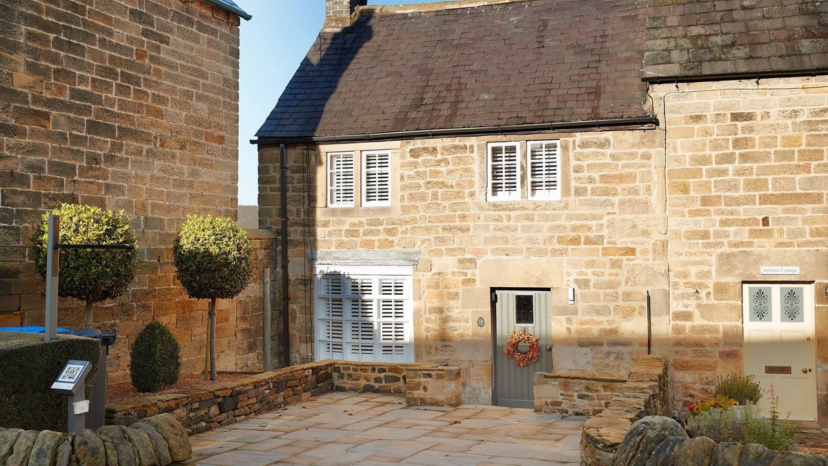 Beeley Apartment | Devonshire Cottage is a luxurious sandstone cottage on the Chatsworth Estate