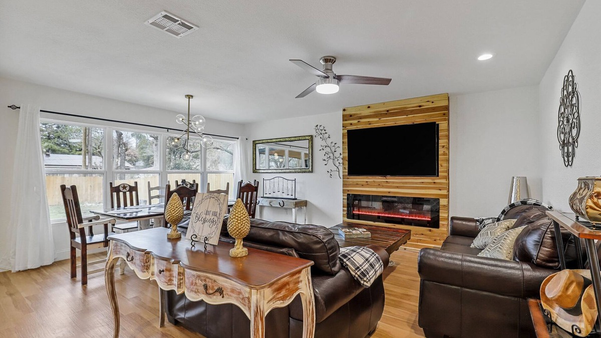 Azle House | DFW Modern Farmhouse Getaway Retreat Near Stockyards, Weddings and Lake