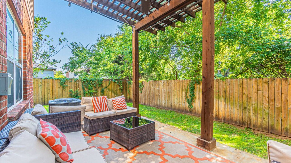 Dallas Apartment | DFW Oasis! Near Reunion Tower - Great for Groups!