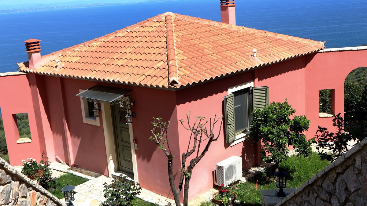 Livadi House | DIO GUESTHOUSES VILLA MALEAS 2 B/R WITH PRIVATE GARDEN AND SWIMMINGPOOL