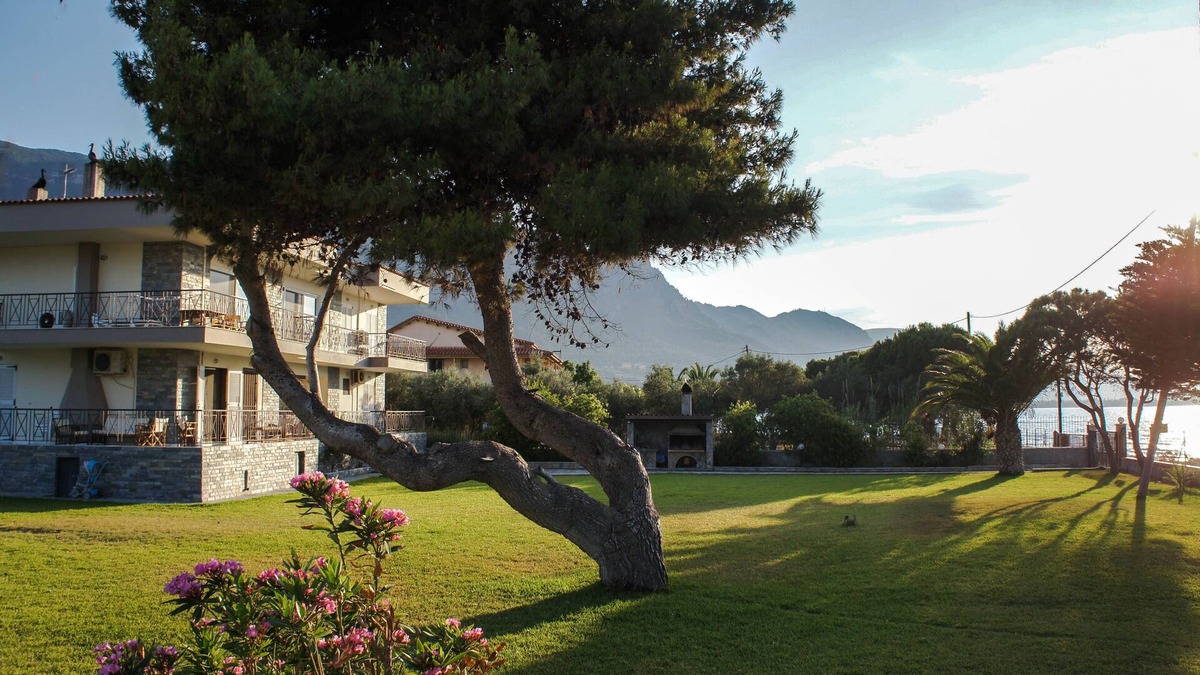 Sarakiniko Apartment | Diakopto beachfront, comfort 2BR apartment (Punda Beach) -unit1-
