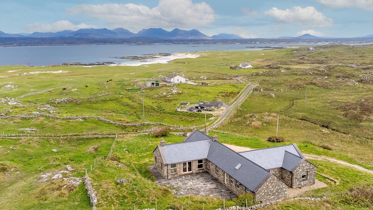 Ballyconneely House | Diamond Cottage Mannin luxurious spacious property