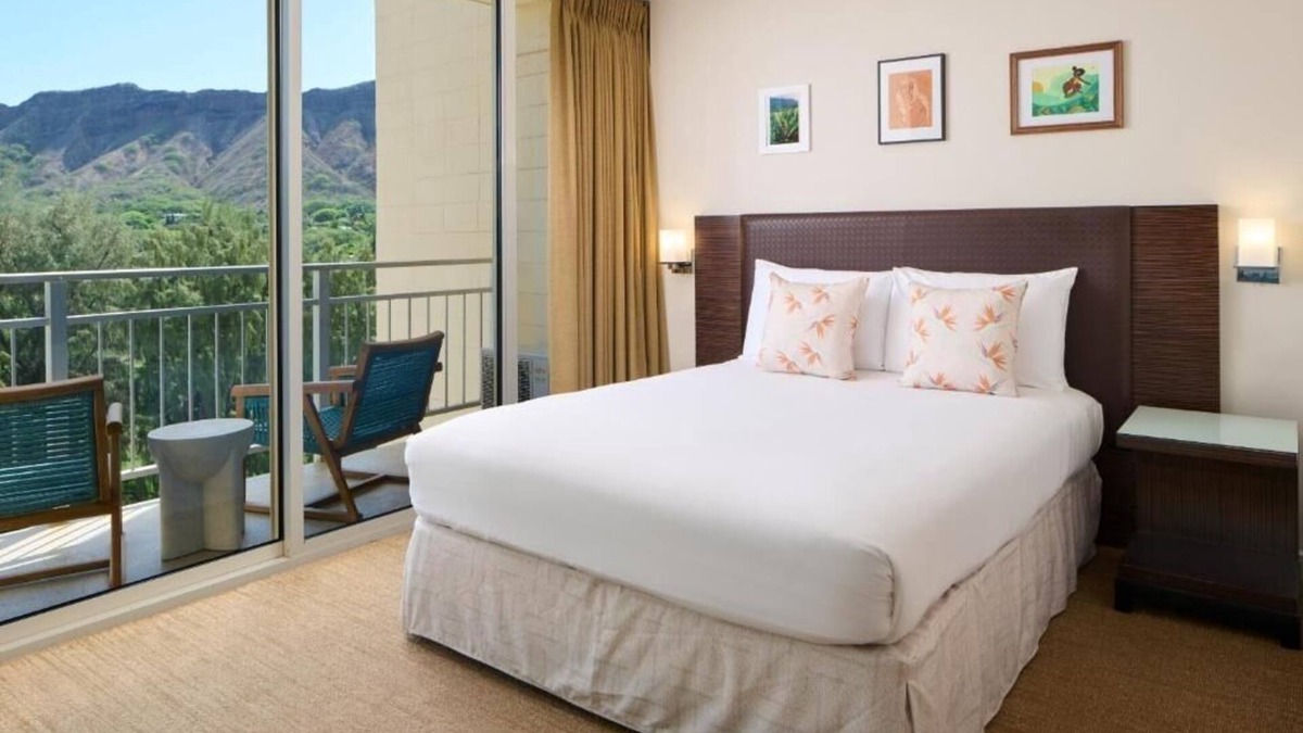 Diamond Head - Kapahulu - St. Louis Hotel | Diamond Head View King | Kaimana Beach Hotel | Scenic Room with a View