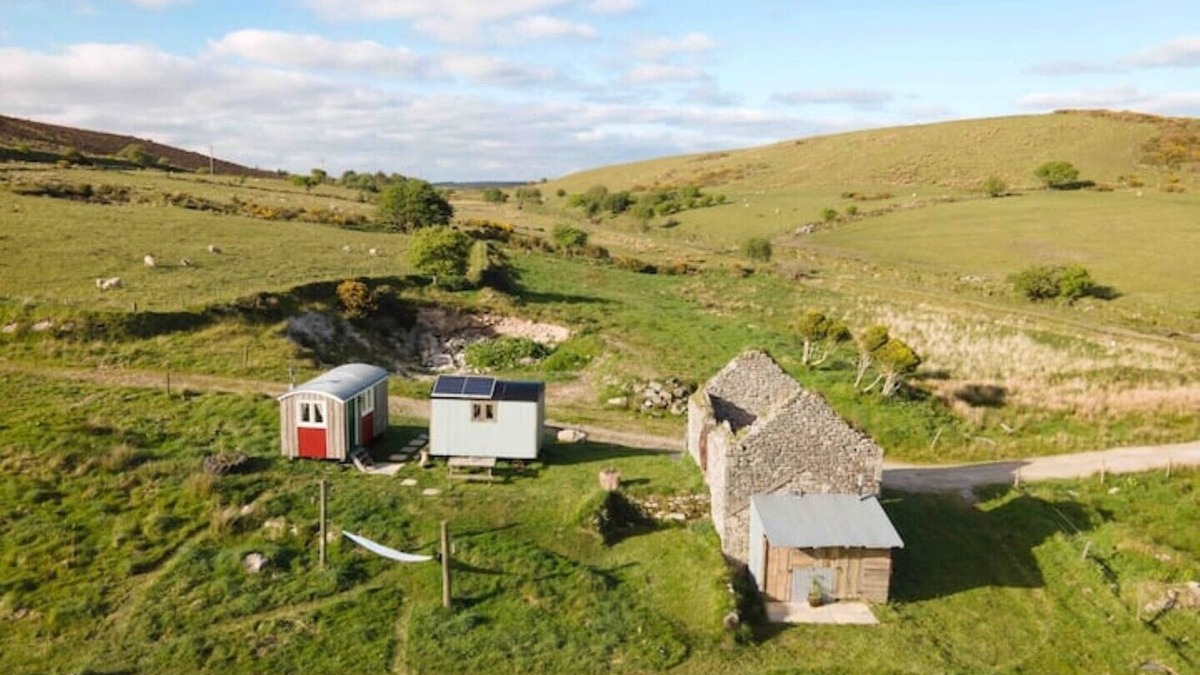 St. Neot Cabin | 'Diddylake' A pair of shepherd huts in the wild.