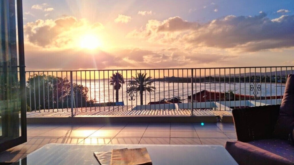 Gordons Bay Central House | 'Die Braaihuis', 3 Bedroom Vacation home with indoor braai overlooking the beach