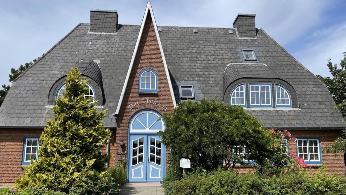 Nebel Apartment | Die Wohnung Verfügt Über 1 Wohnraum mit Wlan, Sat-tv, Offenem Kamin und Offener Küche, 1 Schlafzimmer, 1 Badezimmer mit Dusche und WC; Garten zur Gemeinschaftsnutzung mit Terrassenmöbeln und Strandkörben