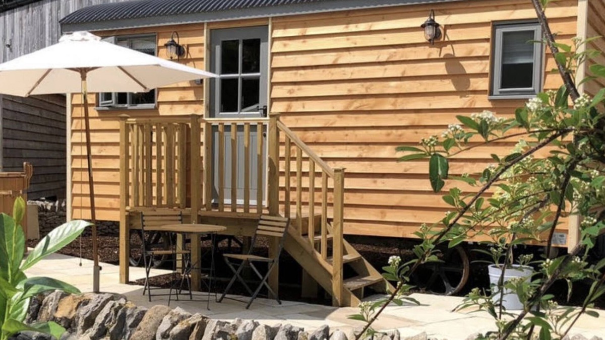 Foolow Cottage | Digby's Hut - sleeps 2 guests in 1 bedroom