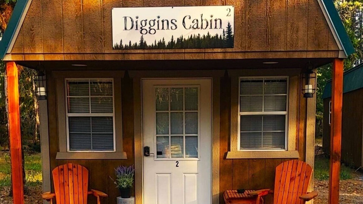 Cave Junction Cabin | Diggins Cabin 2 - Restrooms and Showers are only a short walk away.