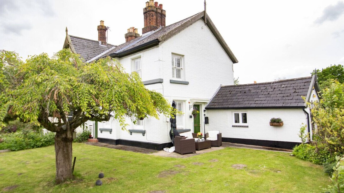 Diglis Cottage | Diglis Lock Cottage on an island on the River Severn in Worcester .