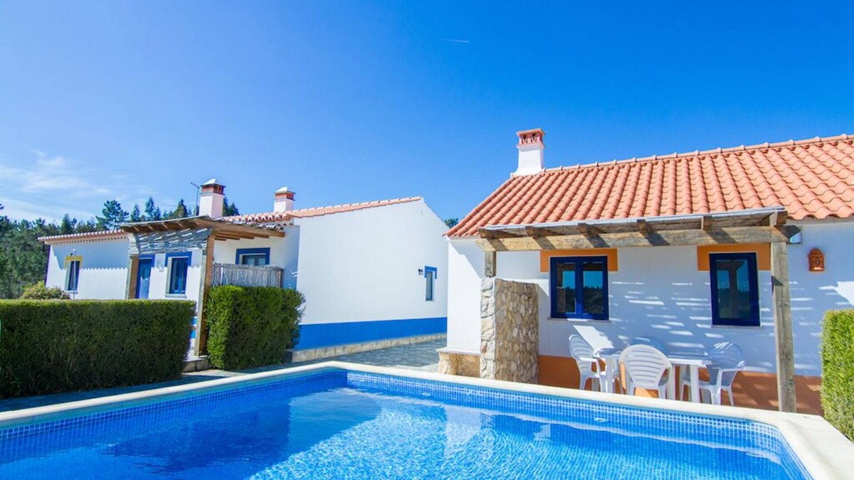 Priorada Villa | Digne Yellow Villa, Pool, BBQ