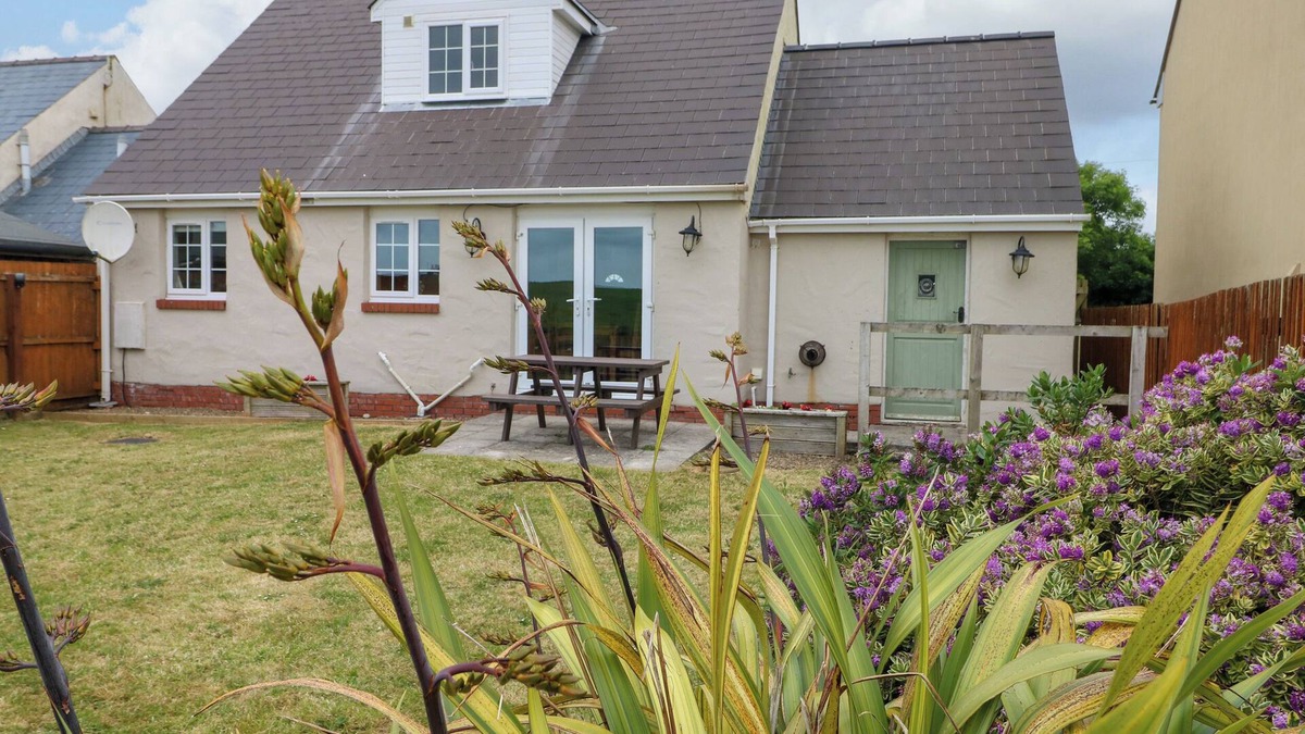Penycwm Cottage | DILL COTTAGE, pet friendly, country holiday cottage in Newgale