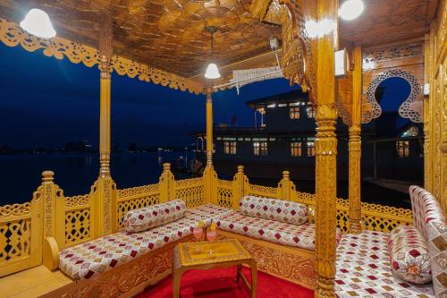 Dal Lake Boat Rental | Dilnaaz group of houseboats