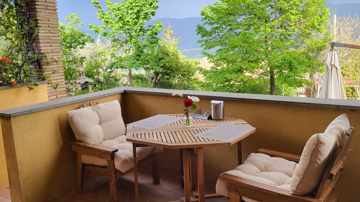 Montefalco Bed & Breakfast | Dimora del Falco - Panoramic villa in Umbria with suites & regional breakfast