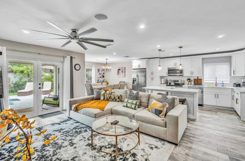 Tropic Palms House | Dinas Home with Modern Interior and Heated Pool