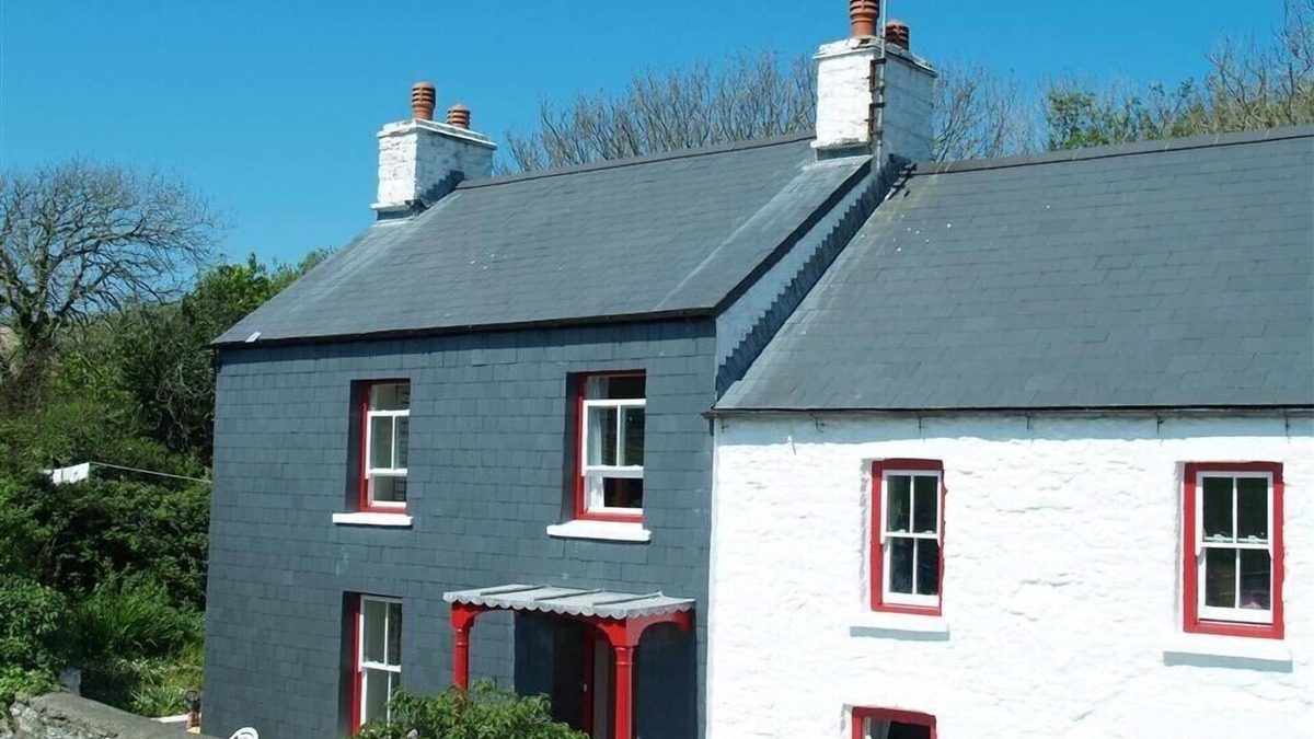Dinas Cross Cottage | DINAS ISLAND COTTAGE, pet friendly, with open fire in Dinas Cross