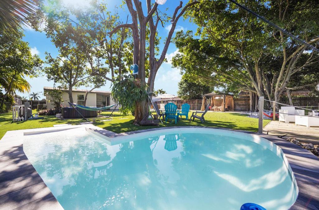 Miami Gardens Villa | Dior Lake Front Villa With Infinity Pool & Hot Tub