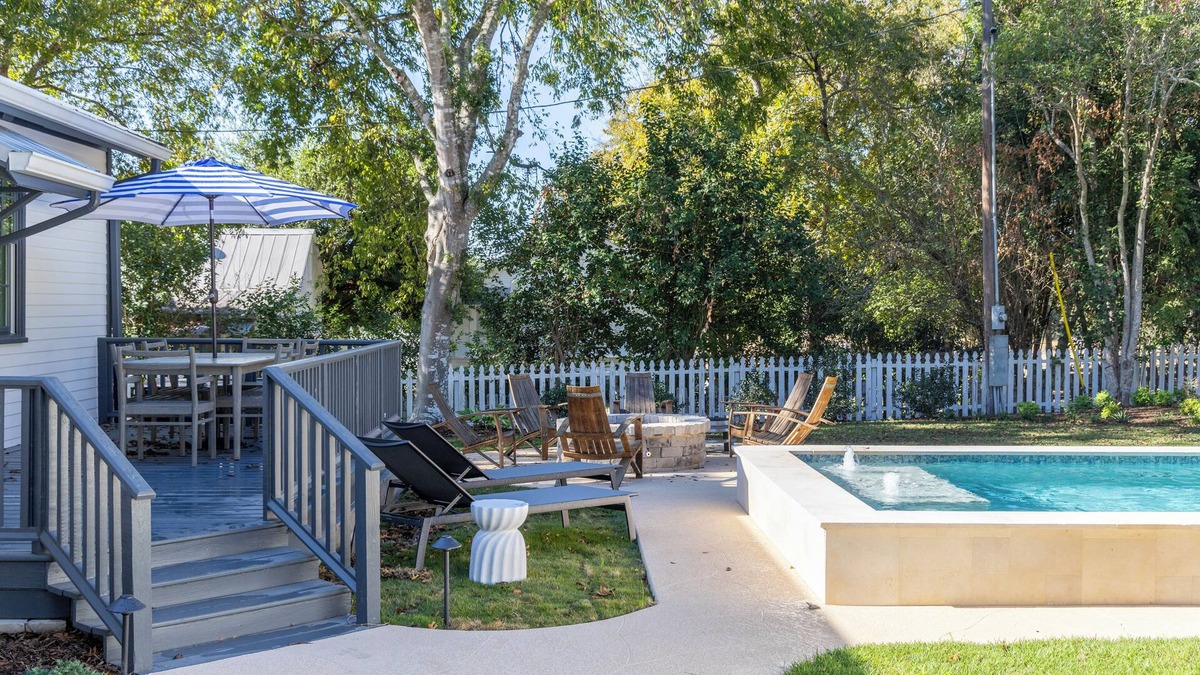Round Top House | Dip into the pool & cozy up to the fire pit | Sleeps 6 | Kobza Haus