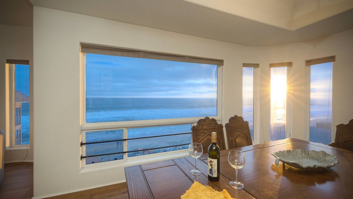 Carlsbad Village Apartment | Direct Beach Access + Views – Carlsbad 2BR Upper Unit