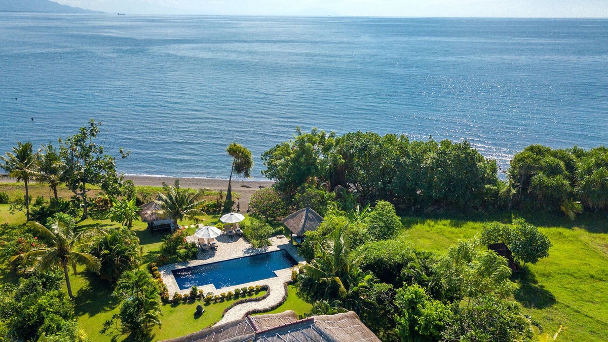 Umeanyar Villa | Direct beachfront 4BR/BR villa in tropical garden. Villa chef, villa pool, WiFi