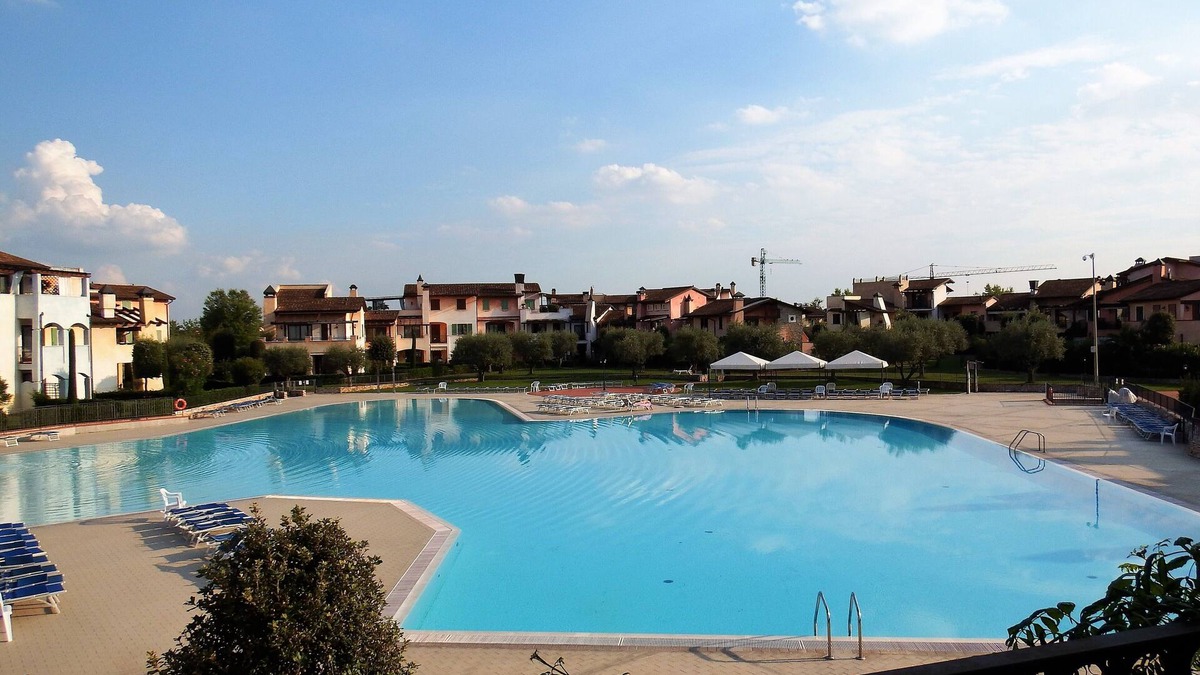 San Benedetto di Lugana Apartment | Direct pool view apartment in lake proximity
