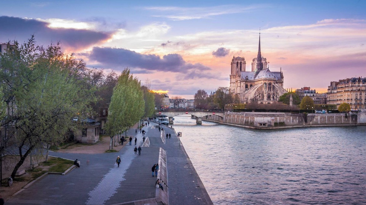 Saint-Victor Apartment | DIRECT VIEWS OF NOTRE DAME, OVERLOOKING THE SEINE AT QUAI DE LA TOURNELLE