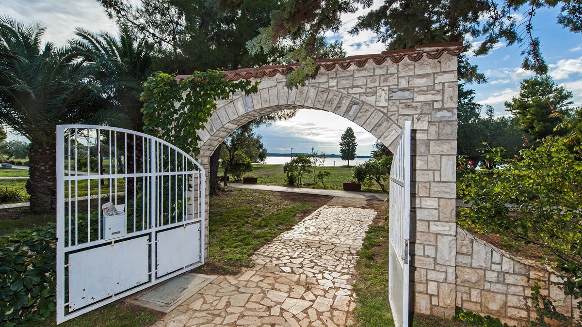 Valbandon Apartment | Directly on the beach - vacation apartment B
