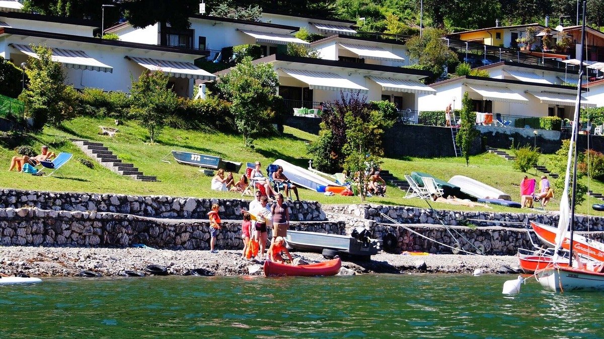 Idro Apartment | Directly on the lake with fenced garden