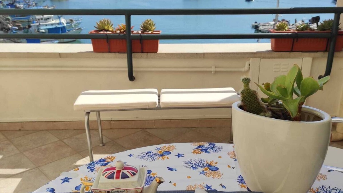 Trani Apartment | DIRECTLY OVERLOOKING THE HARBOR A FEW METERS FROM THE CATHEDRAL