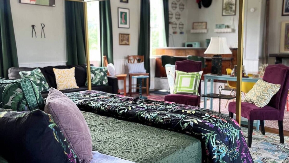 East Haven House | ‘Dirt Church’ Brewery charming church, pet-friendly! Close to biking & skiing!