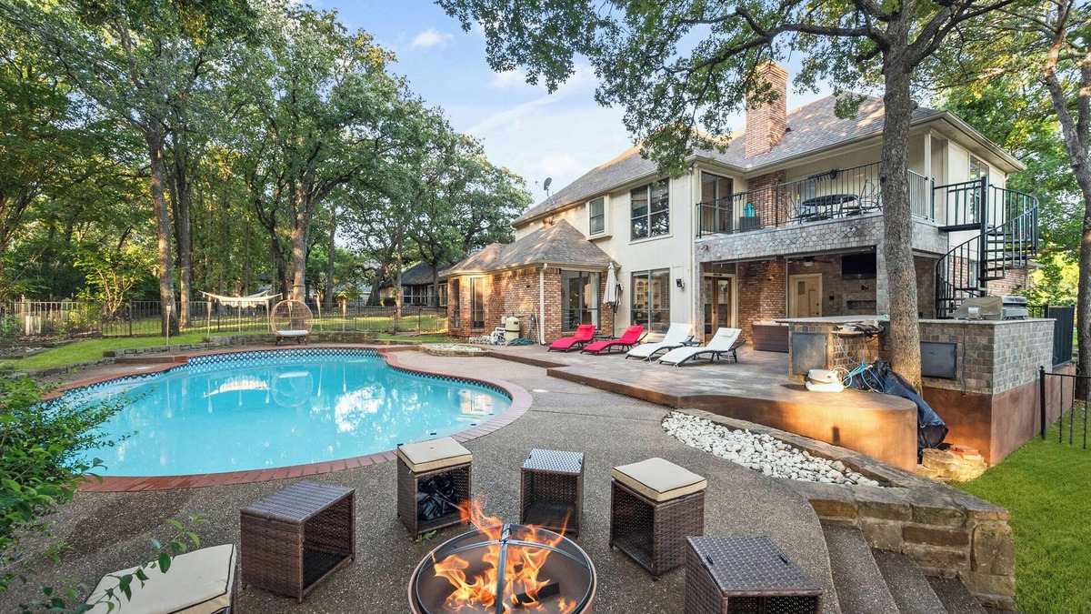 Azle House | Discount! 30% - King Beds LUX Pool at the Lake Theater Gym Arcade