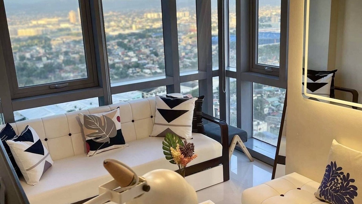 Bagumbayan Condo | Discounted | Classy 2.5BR with Pool and City Skyline View!