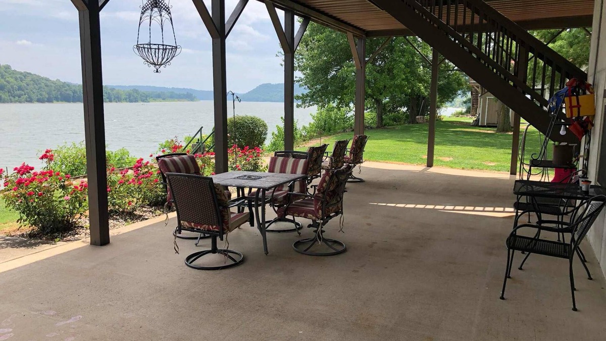 Hanover House | Discounted rate for a 1 king, 2 queen house overlooking the Ohio River