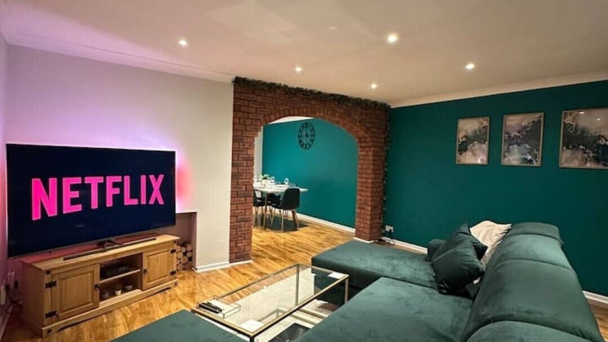 Marston Green House | Discounts, Contractors, Free Parking, WIFI, SMART TVs - NEC, HS2, BHX