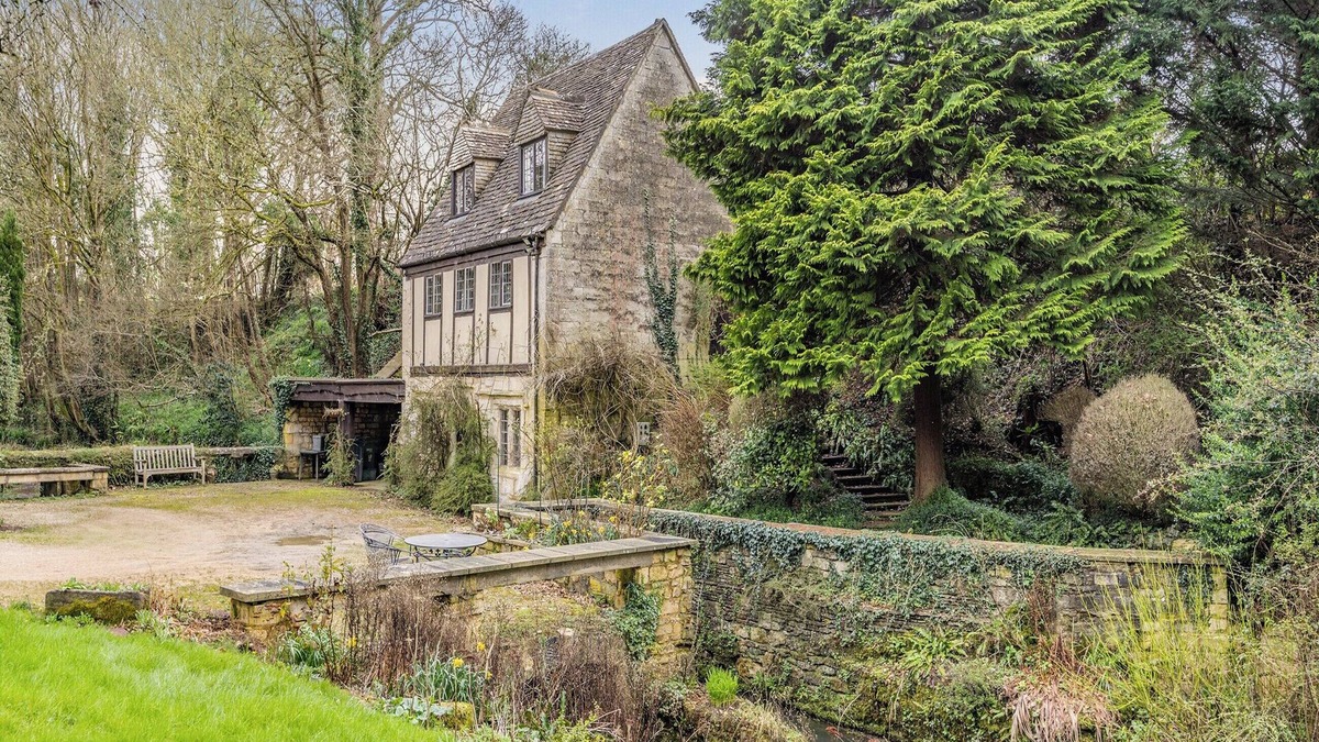 Painswick Cottage | Discover 17th-century charm at Capp Mill, nestled in picturesque grounds.