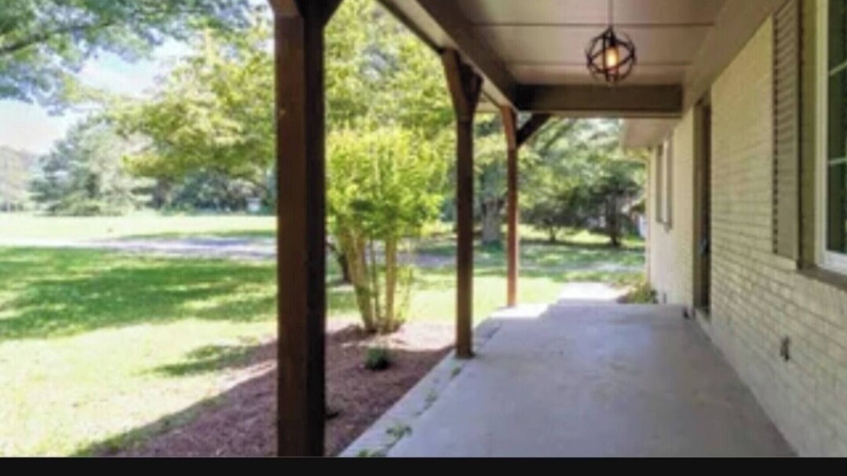 Albertville House | Discover Albertville charm, quick ride to Sand Mountain & Lake Guntersville !