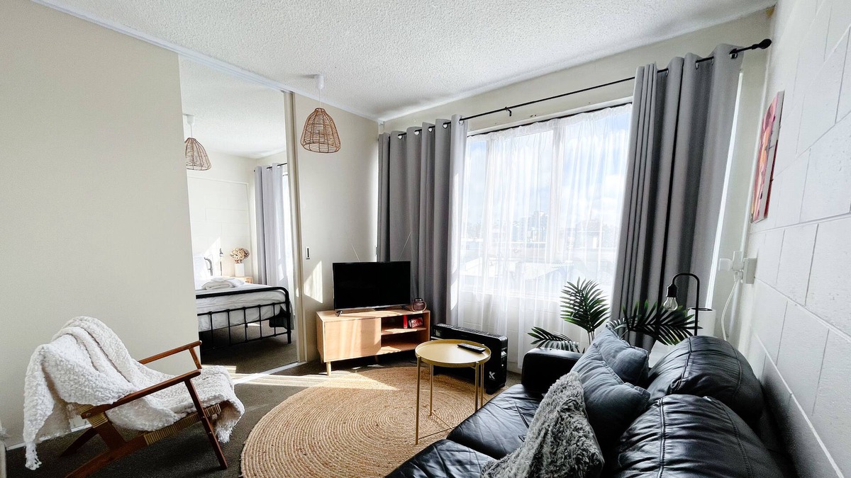 Auckland Condo | Discover Auckland from a walkable apartment. 1 Min to Bus Station