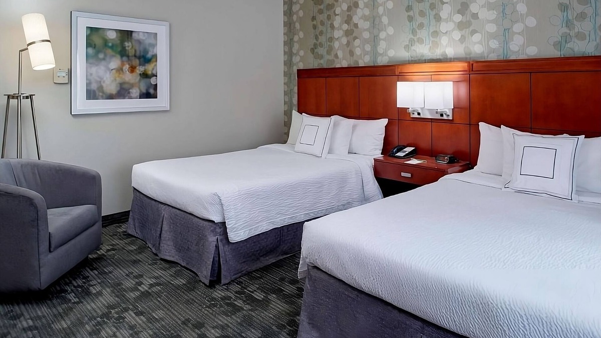 Waldron Hotel | Discover Harley-Davidson Factory! 2 Units! Pets are Allowed Here, Indoor Pool!