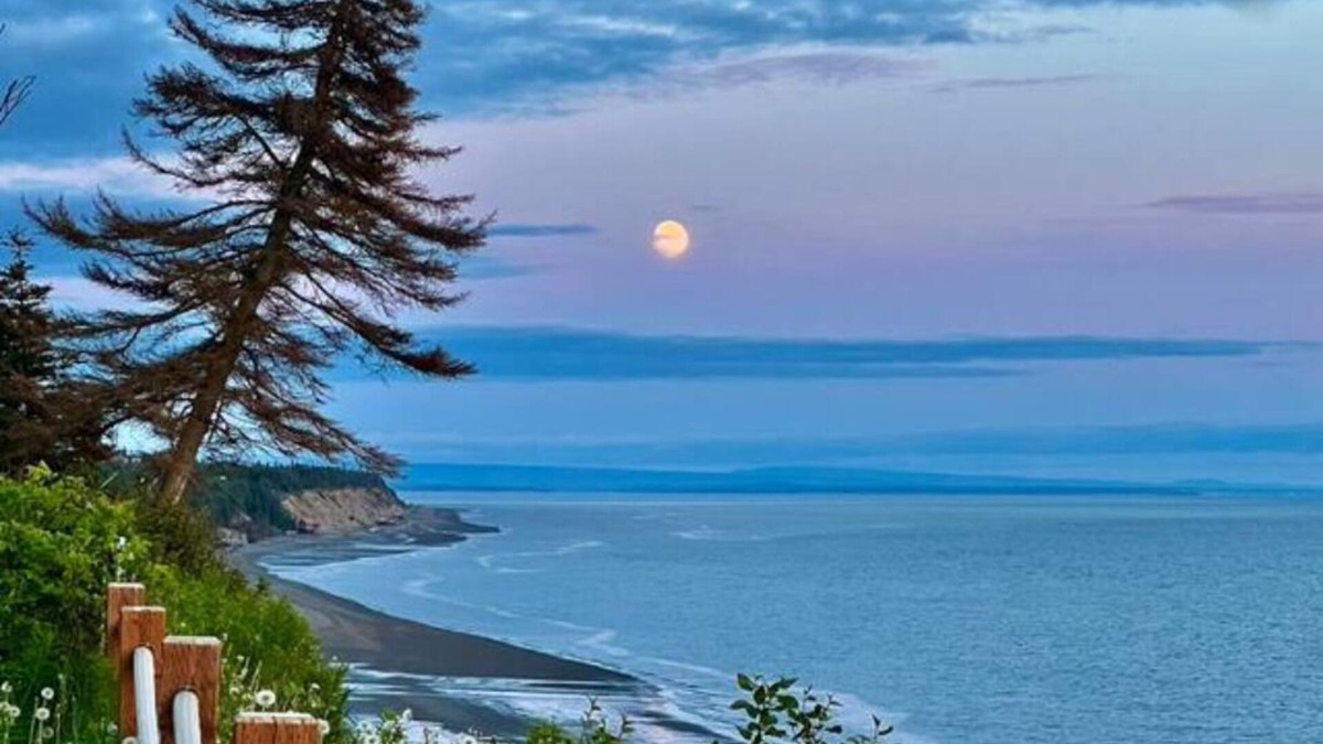 Salamatof Cabin | Discover Kenai: Waterfront Lodge (Sleeps 10)