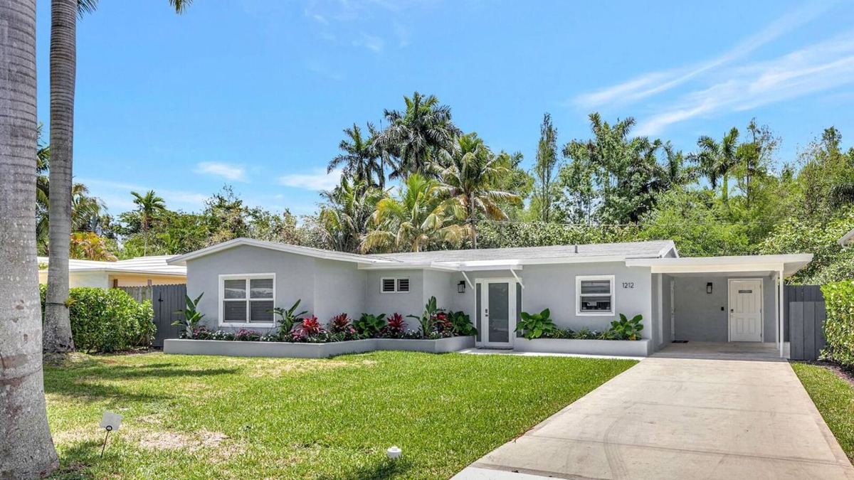 River Oaks House | Discover Luxury Living minutes from Beaches and Downtown Las Olas.