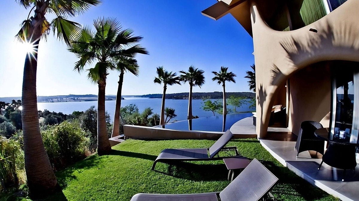 Ponte de Sor House | Discover More of Montargil! Private Balcony, Swimming Pool, Free Parking!