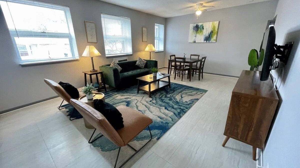 West Ridge Apartment | Discover Northside Chicago 2BR from Modern Apartment